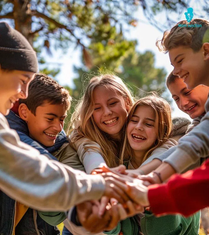 Jóvenes compartiendo en comunidad
